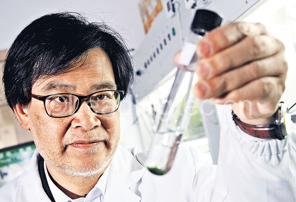 何建宗指藻類處理過的污水，可達水務署3級污水處理水平。