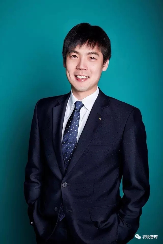 韓芳祖，現(xiàn)任綠倍生態(tài)科技有限公司總經(jīng)理。在此之前，韓芳祖于大成食品集團(tuán)負(fù)責(zé)企業(yè)戰(zhàn)略規(guī)劃，并且在綠倍合資公司成立前就參與大成的微藻糞污處理技術(shù)及商業(yè)模式規(guī)劃，韓芳祖及他帶領(lǐng)的綠倍團(tuán)隊(duì)完成了微藻糞污技術(shù)產(chǎn)業(yè)化的案例。