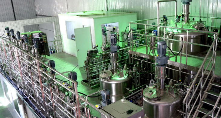 圖4 在發(fā)酵罐中對(duì)微藻進(jìn)行大規(guī)模異養(yǎng)培養(yǎng)（攝于國(guó)投微藻生物科技中心）