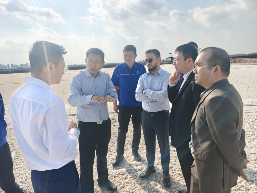 沙特水務局副局與光語生物公司負責人參觀漢沽鹽場